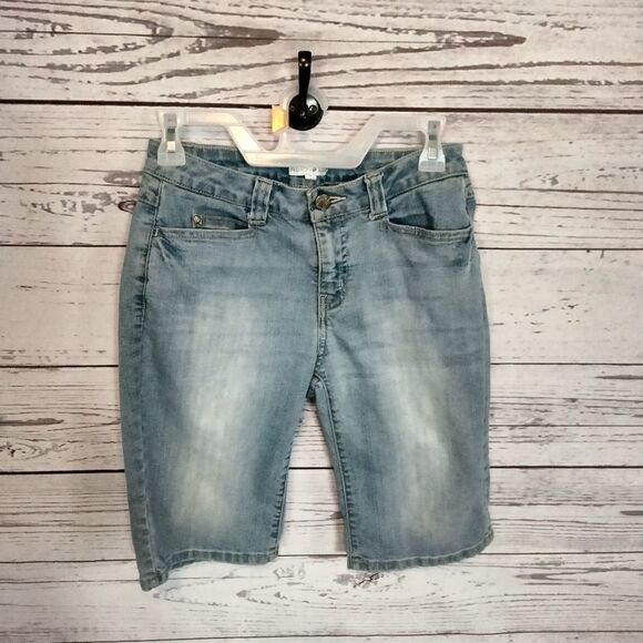 "Fashion Bug" woman's shorts  - Picture 1 of 7